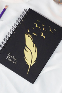 Kişiye Özel Kuş Tüy Desenli Ahşap Kapaklı Defter - Ajanda - İsme Özel - A5 60 Yaprak (120 SAYFA) Hediyelik