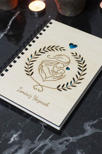 Kişiye Özel Anne Bebek Desenli Ahşap Kapaklı Defter - Ajanda - İsme Özel - A5 60 Yaprak (120 SAYFA) Hediyelik