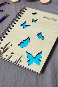 Kişiye Özel Kelebek Desenli Ahşap Kapaklı Defter - Ajanda - İsme Özel - A5 60 Yaprak (120 SAYFA) Hediyelik