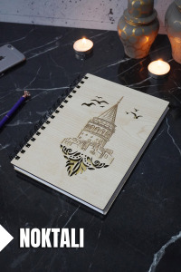Galata Kulesi Temalı Ahşap Kapaklı Defter - Noktalı Defter - Ajanda - Okul Defteri (A5 - 120 Sayfa)