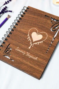 Kişiye Özel Kalp Desenli Ahşap Kapaklı Defter - Ajanda - İsme Özel - A5 60 Yaprak (120 SAYFA) Hediyelik