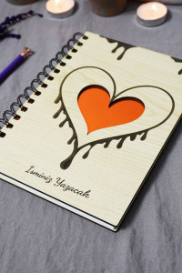 Kişiye Özel Kalp Desenli Ahşap Kapaklı Defter - Ajanda - İsme Özel - A5 60 Yaprak (120 SAYFA) Hediyelik