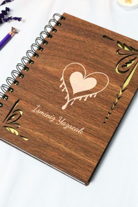Kişiye Özel Kalp Desenli Ahşap Kapaklı Defter - Ajanda - İsme Özel - A5 60 Yaprak (120 SAYFA) Hediyelik