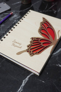 Kişiye Özel Kelebek Desenli Ahşap Kapaklı Defter - Ajanda - İsme Özel - A5 60 Yaprak (120 SAYFA) Hediyelik