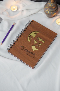 Mustafa Kemal Atatürk Ahşap Defter - Çizgisiz Ajanda - A5 Spiralli Okul Defteri (ÇİZGİSİZ DEFTER)