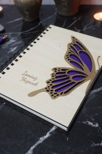 Kişiye Özel Kelebek Desenli Ahşap Kapaklı Defter - Ajanda - İsme Özel - A5 60 Yaprak (120 SAYFA) Hediyelik