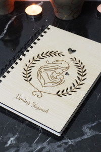 Kişiye Özel Anne Bebek Desenli Ahşap Kapaklı Defter - Ajanda - İsme Özel - A5 60 Yaprak (120 SAYFA) Hediyelik