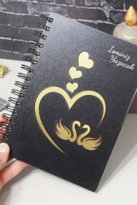 Kişiye Özel Kuğu Aşk Desenli Ahşap Kapaklı Defter - Ajanda - İsme Özel - A5 60 Yaprak (120 SAYFA) Hediyelik