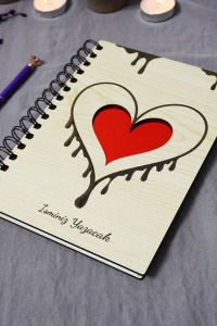 Kişiye Özel Kalp Desenli Ahşap Kapaklı Defter - Ajanda - İsme Özel - A5 60 Yaprak (120 SAYFA) Hediyelik