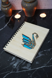 Kuğu Figürlü Ahşap Kapaklı Defter - Çizgisiz Defter - Günlük - Ajanda- A5 Anı Defteri