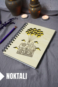 Uçan Balon Ev Desenli Ahşap Kapaklı Defter - Noktalı Defter - Ajanda - Okul Defteri (A5 - 120 Sayfa)