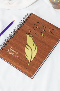 Kişiye Özel Kuş Tüy Desenli Ahşap Kapaklı Defter - Ajanda - İsme Özel - A5 60 Yaprak (120 SAYFA) Hediyelik