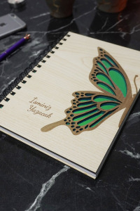Kişiye Özel Kelebek Desenli Ahşap Kapaklı Defter - Ajanda - İsme Özel - A5 60 Yaprak (120 SAYFA) Hediyelik