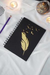Kuşlu Tüy Tasarım Siyah Ahşap Kapaklı Defter - Çizgisiz Defter - Günlük - A5 Spiralli Notebook
