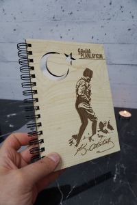 Mustafa Kemal Atatürk Ahşap Plan Defteri - Tarihsiz Ajanda - Günlük Planlayıcı (PLANLAMA DEFTERİ) A5