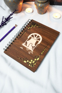 Pencerede Kedi Ahşap Kapaklı Spiralli Defter - Çizgisiz Defter - 60 Yaprak (120 SAYFA) - A5 15x21 Cm