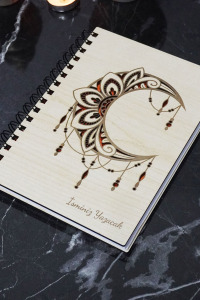 Kişiye Özel Ay Mandala Desenli Ahşap Kapaklı Defter - Ajanda - İsme Özel - A5 60 Yaprak (120 SAYFA) Hediyelik