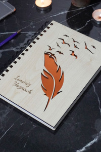Kişiye Özel Kuş Tüy Desenli Ahşap Kapaklı Defter - Ajanda - İsme Özel - A5 60 Yaprak (120 SAYFA) Hediyelik