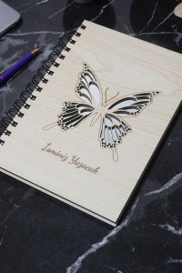 Kişiye Özel Kelebek Desenli Ahşap Kapaklı Defter - İsme Özel -  A5 60 Yaprak (120 SAYFA)