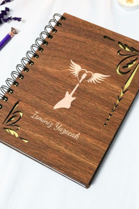 Kişiye Özel Uçan Gitar Desenli Ahşap Kapaklı Defter - Ajanda - İsme Özel - A5 60 Yaprak (120 SAYFA) Hediyelik