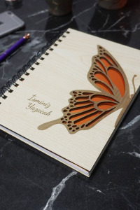 Kişiye Özel Kelebek Desenli Ahşap Kapaklı Defter - Ajanda - İsme Özel - A5 60 Yaprak (120 SAYFA) Hediyelik