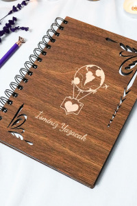 Kişiye Özel Uçan Balon Desenli Ahşap Kapaklı Defter - Ajanda - İsme Özel - A5 60 Yaprak (120 SAYFA) Hediyelik