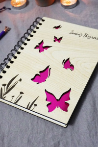 Kişiye Özel Kelebek Desenli Ahşap Kapaklı Defter - Ajanda - İsme Özel - A5 60 Yaprak (120 SAYFA) Hediyelik
