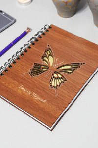 Kişiye Özel Kelebek Desenli Ahşap Kapaklı Defter - Ajanda - İsme Özel - A5 60 Yaprak (120 SAYFA) Hediyelik