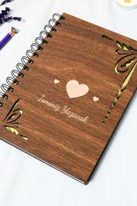 Kişiye Özel Kalp Desenli Ahşap Kapaklı Defter - Ajanda - İsme Özel - A5 60 Yaprak (120 SAYFA) Hediyelik