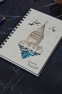 Kişiye Özel Galata Kulesi Desenli Ahşap Kapaklı Defter - Ajanda - İsme Özel - A5 60 Yaprak (120 SAYFA) Hediyelik