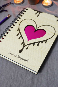 Kişiye Özel Kalp Desenli Ahşap Kapaklı Defter - Ajanda - İsme Özel - A5 60 Yaprak (120 SAYFA) Hediyelik