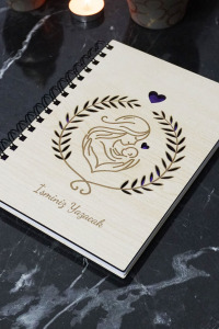 Kişiye Özel Anne Bebek Desenli Ahşap Kapaklı Defter - Ajanda - İsme Özel - A5 60 Yaprak (120 SAYFA) Hediyelik