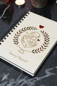 Kişiye Özel Anne Bebek Desenli Ahşap Kapaklı Defter - Ajanda - İsme Özel - A5 60 Yaprak (120 SAYFA) Hediyelik