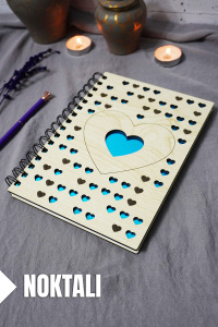 Kalp Desenli Ahşap Kapaklı Defter - Noktalı Defter - Ajanda - Okul Defteri (A5 - 120 Sayfa)