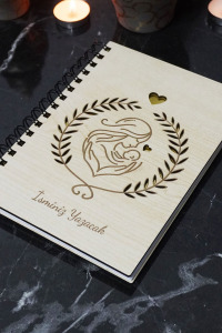 Kişiye Özel Anne Bebek Desenli Ahşap Kapaklı Defter - Ajanda - İsme Özel - A5 60 Yaprak (120 SAYFA) Hediyelik