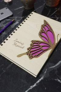 Kişiye Özel Kelebek Desenli Ahşap Kapaklı Defter - Ajanda - İsme Özel - A5 60 Yaprak (120 SAYFA) Hediyelik