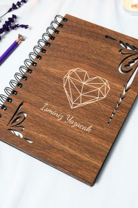 Kişiye Özel Kalp Desenli Ahşap Kapaklı Defter - Ajanda - İsme Özel - A5 60 Yaprak (120 SAYFA) Hediyelik