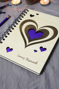 Kişiye Özel Kalp Desenli Ahşap Kapaklı Defter - Ajanda - İsme Özel - A5 60 Yaprak (120 SAYFA) Hediyelik