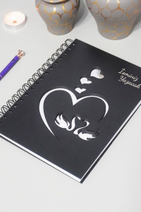 Kişiye Özel Kuğu Aşk Desenli Ahşap Kapaklı Defter - Ajanda - İsme Özel - A5 60 Yaprak (120 SAYFA) Hediyelik