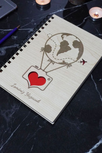 Kişiye Özel Uçan Balon Desenli Ahşap Kapaklı Defter - İsme Özel -  A5 60 Yaprak (120 SAYFA)