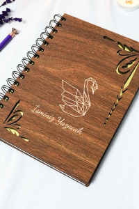 Kişiye Özel Kuğu Desenli Ahşap Kapaklı Defter - Ajanda - İsme Özel - A5 60 Yaprak (120 SAYFA) Hediyelik