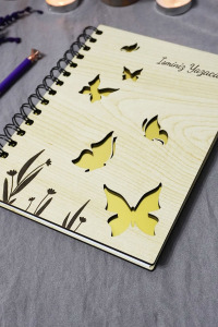 Kişiye Özel Kelebek Desenli Ahşap Kapaklı Defter - Ajanda - İsme Özel - A5 60 Yaprak (120 SAYFA) Hediyelik