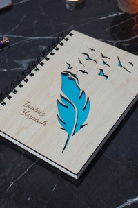 Kişiye Özel Kuş Tüy Desenli Ahşap Kapaklı Defter - Ajanda - İsme Özel - A5 60 Yaprak (120 SAYFA) Hediyelik