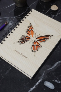 Kişiye Özel Kelebek Desenli Ahşap Kapaklı Defter - İsme Özel -  A5 60 Yaprak (120 SAYFA)
