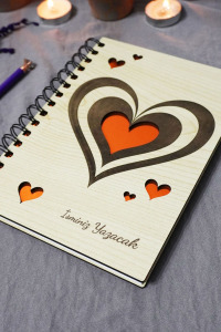 Kişiye Özel Kalp Desenli Ahşap Kapaklı Defter - Ajanda - İsme Özel - A5 60 Yaprak (120 SAYFA) Hediyelik