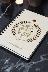 Kişiye Özel Anne Bebek Desenli Ahşap Kapaklı Defter - Ajanda - İsme Özel - A5 60 Yaprak (120 SAYFA) Hediyelik