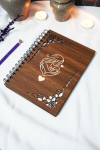 Anne Bebek Defteri - Ahşap Kapaklı Spiralli Defter - Çizgisiz Defter - 60 Yaprak (120 SAYFA) - A5