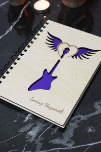 Kişiye Özel Gitar Desenli Ahşap Kapaklı Defter - Ajanda - İsme Özel - A5 60 Yaprak (120 SAYFA) Hediyelik