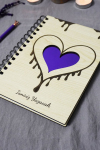 Kişiye Özel Kalp Desenli Ahşap Kapaklı Defter - Ajanda - İsme Özel - A5 60 Yaprak (120 SAYFA) Hediyelik