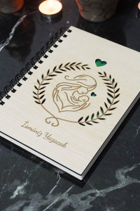 Kişiye Özel Anne Bebek Desenli Ahşap Kapaklı Defter - Ajanda - İsme Özel - A5 60 Yaprak (120 SAYFA) Hediyelik